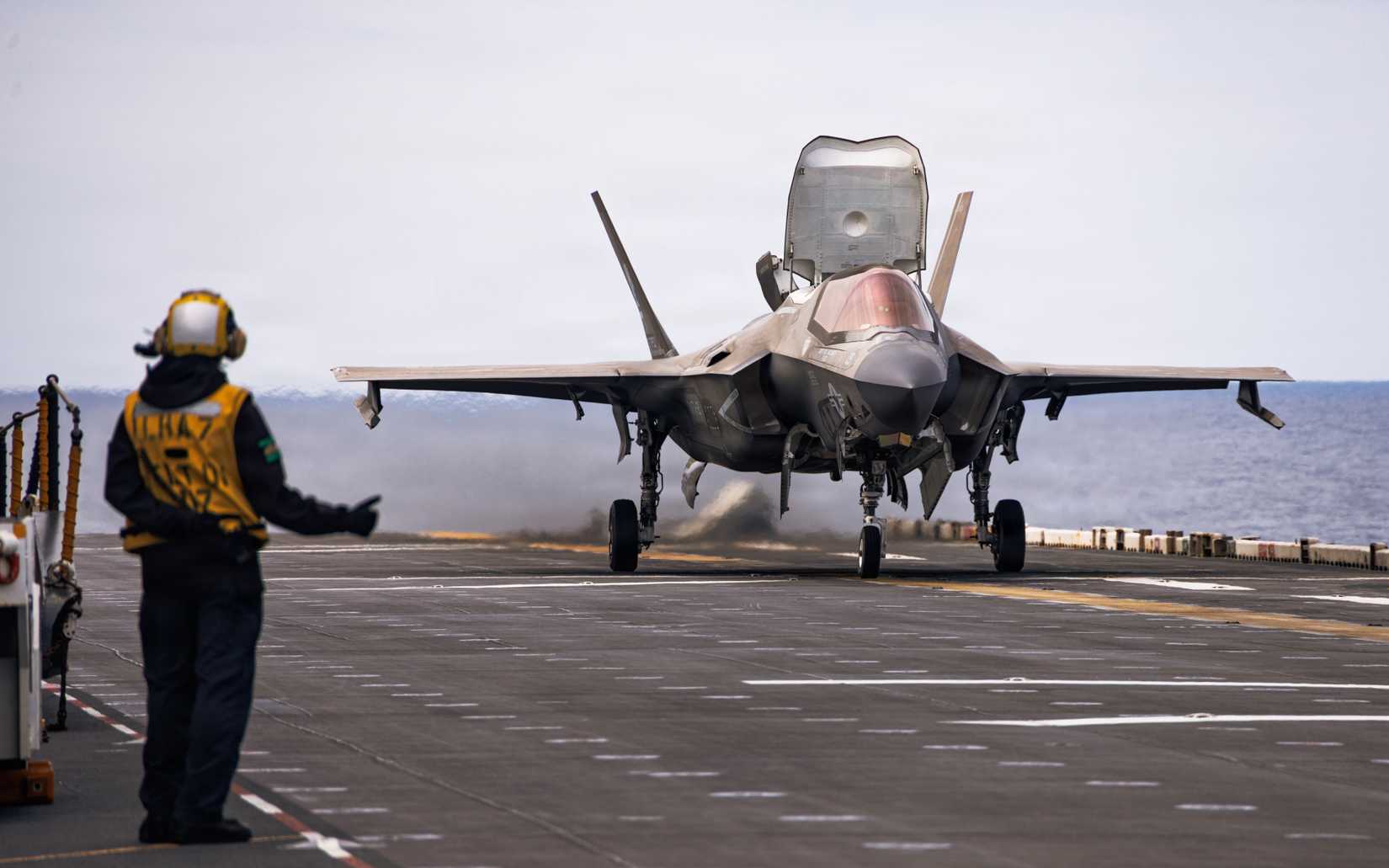 arine Corps F-35B Lightning II assigned to Marine Fighter Attack Squadron (VMFA) 121, 31st Marine Expeditionary Unit, prepares to take off.
