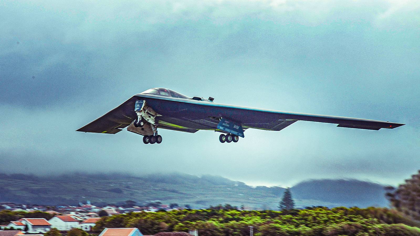 The B-2 Spirit Bomber’s Flat Architecture Explained: Radar Evasion Tactics For Pilots