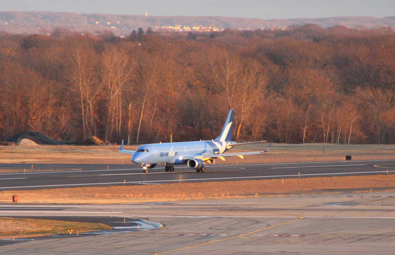 Breeze Airways Airbus A220-300 runway