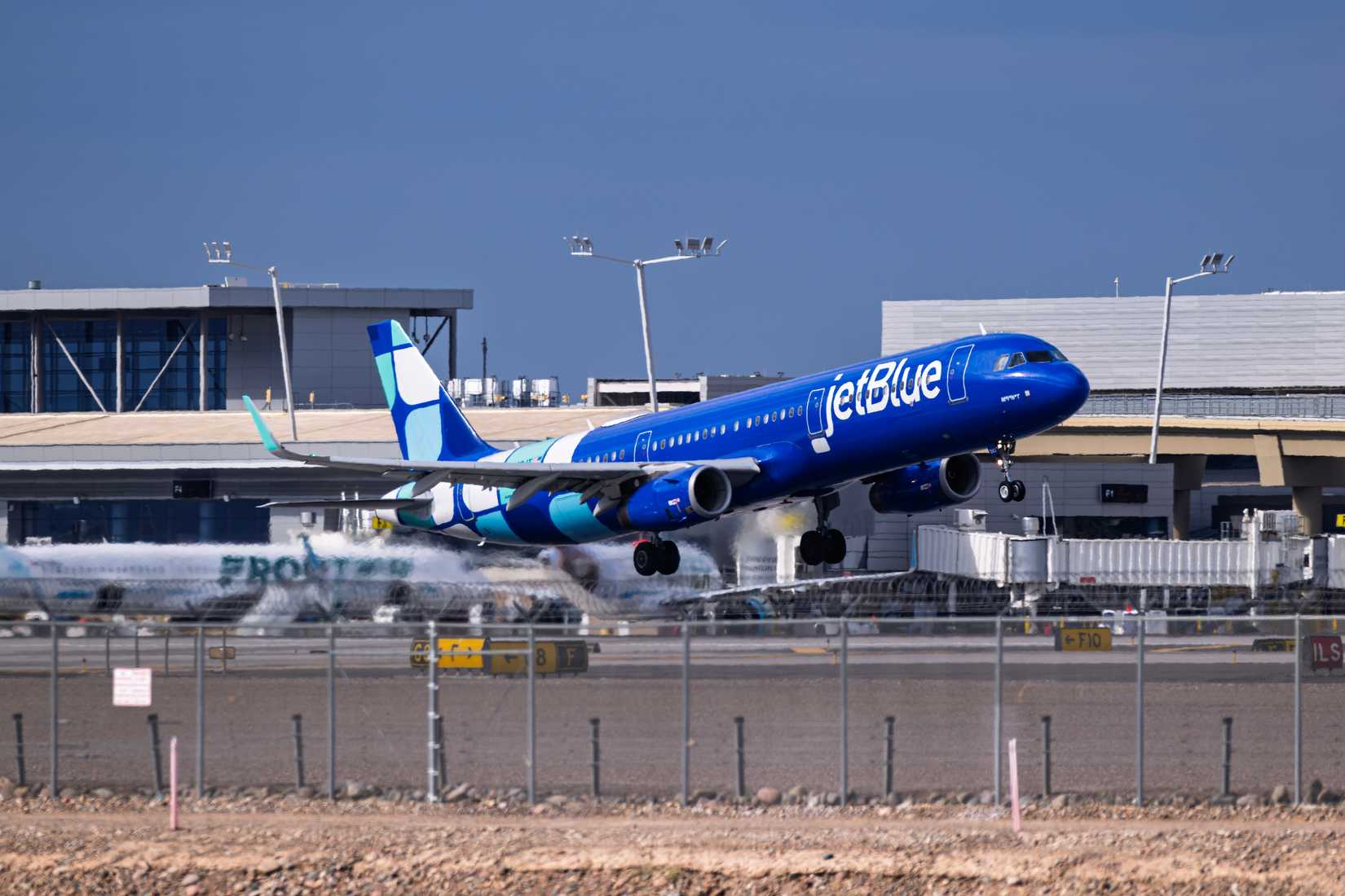 etBlue Airways Airbus A321 N983JT departure from runway 7L at Phoenix Sky Harbor Intl. Airport.