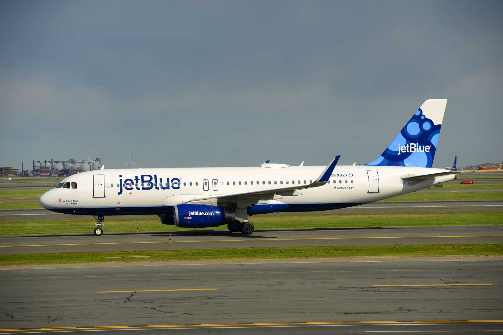 Jetblue A320 taxiing at an airport