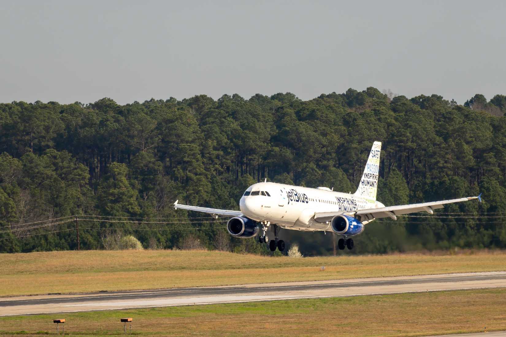 JetBlue Airbus A320 passenger aircraft approaches runway for landing at Raleigh-Durham International Airport.