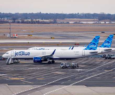 JetBlue Passenger Sues Over Dry Ice Burns On Paris-New York Flight - image 4