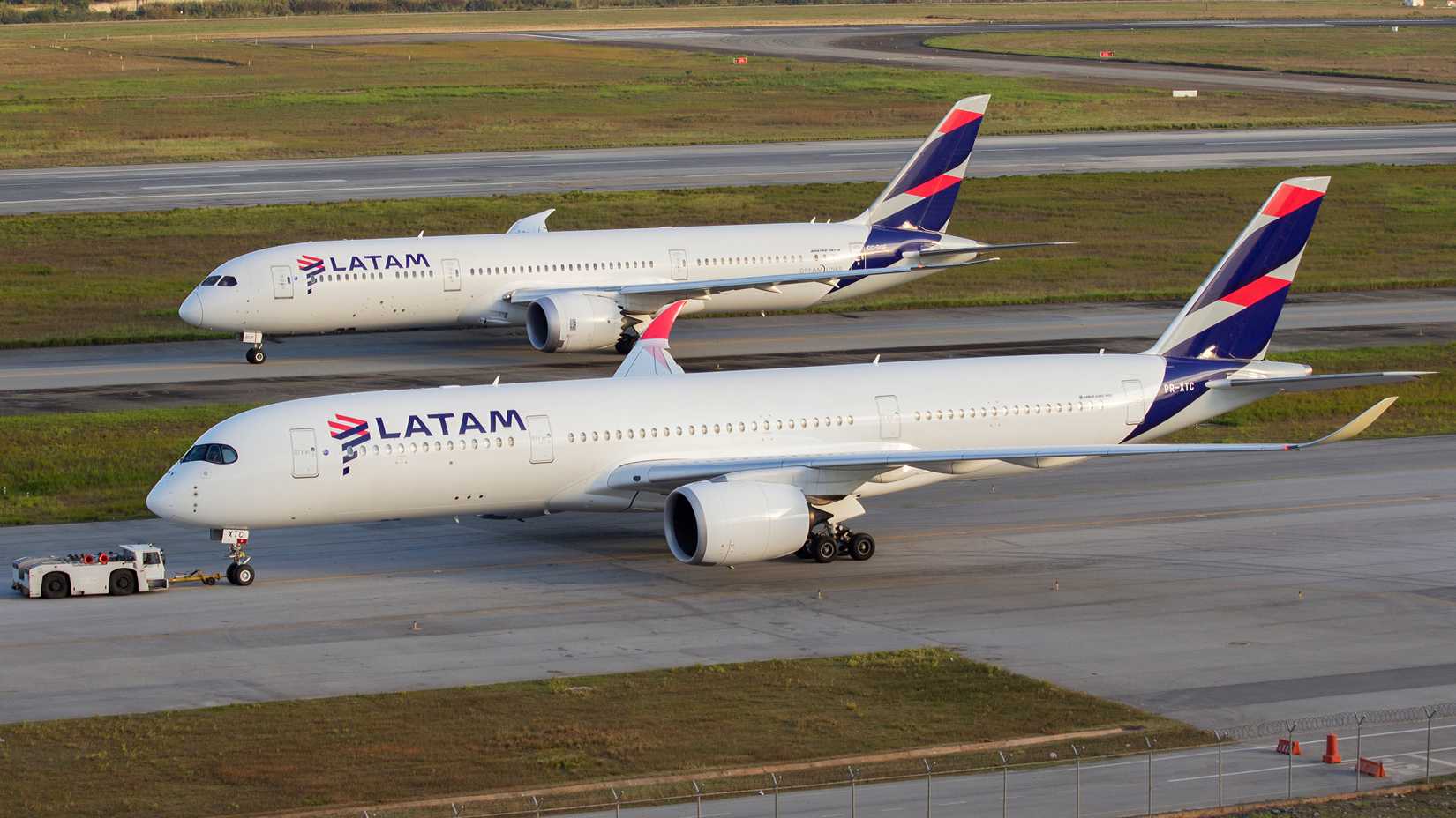LATAM 787 and A350 taxiing side by side