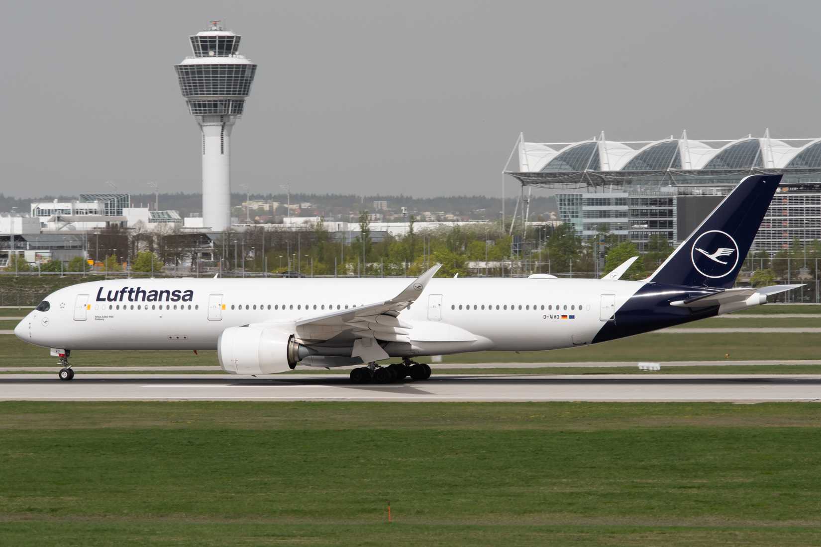 Lufthansa Airbus A350-900 D-AIVD