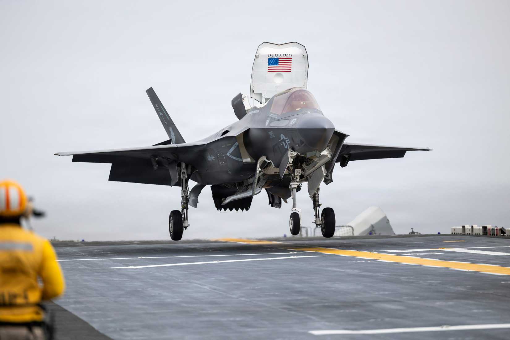 Marine Corps F-35B Lightning II attached to Marine Fighter Attack Squadron (VMFA) 122, 11th Marine Expeditionary Unit, lands aboard Wasp-class amphibious assault ship USS Boxer (LHD 4).