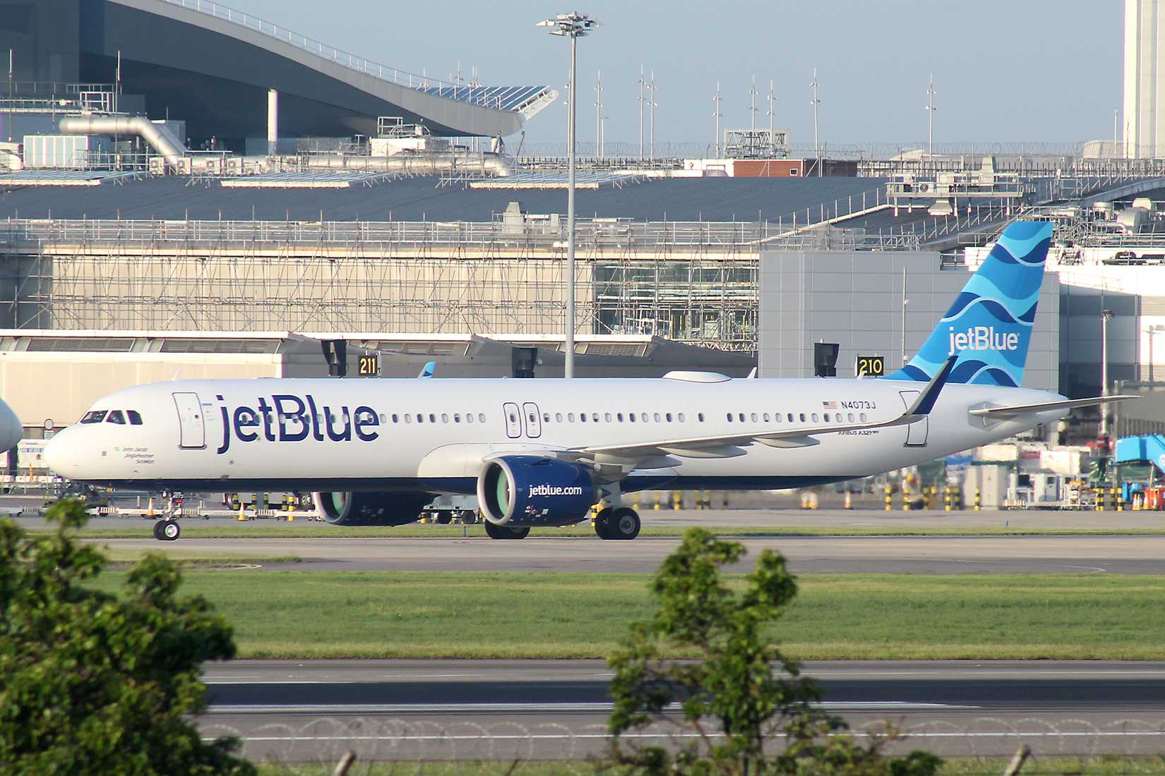 JetBlue Airbus A321 at Heathrow