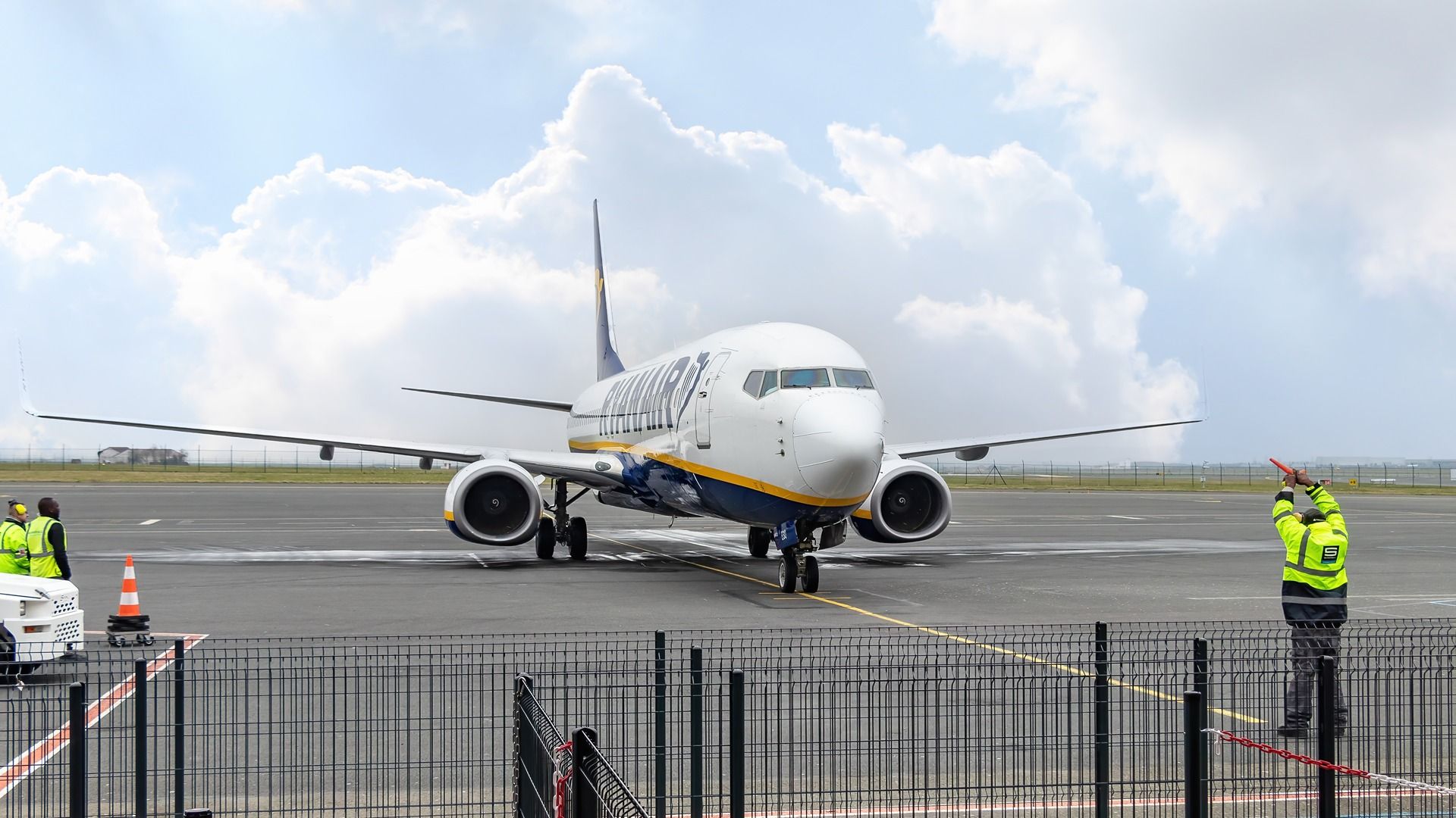 Bizarre: Bailiffs Seize A Ryanair Boeing 737 Mid-Turnaround Over Unpaid Debt