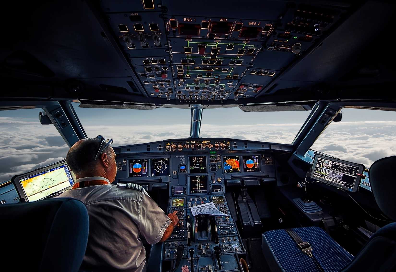 airbus a321 cockpit pilot