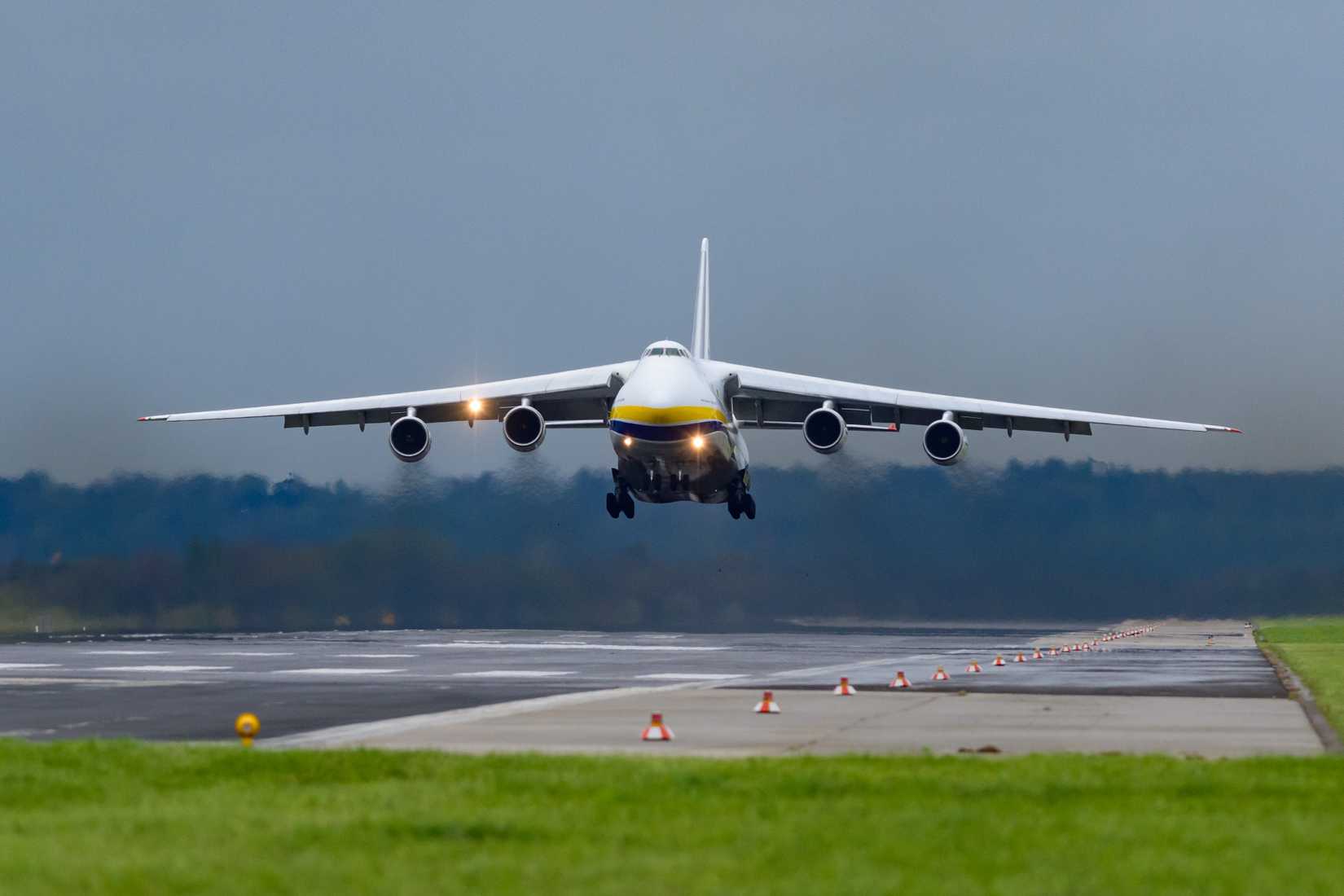 Antonov An-124 takes off