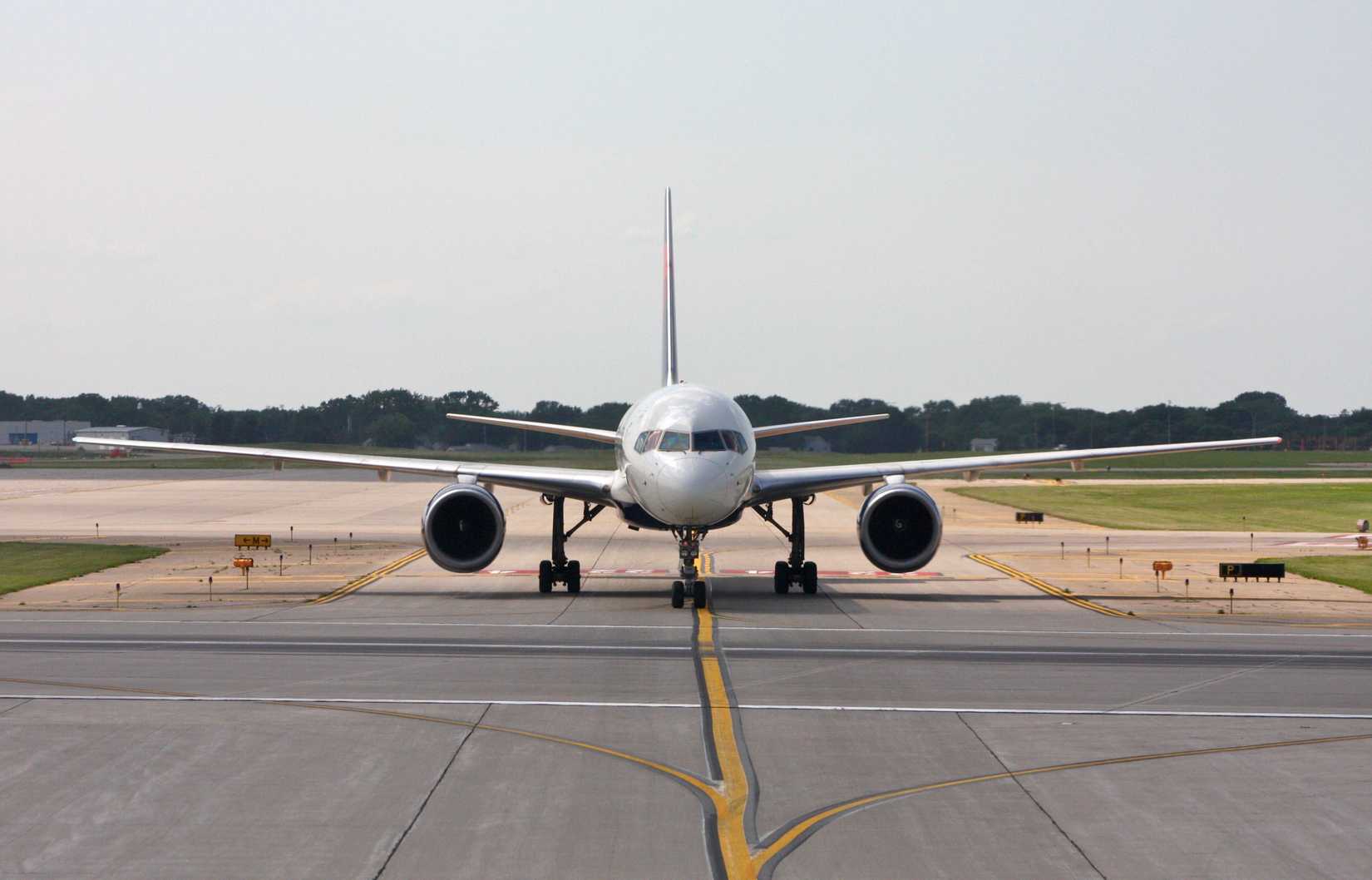 Delta Boeing 757-200 Taxiing