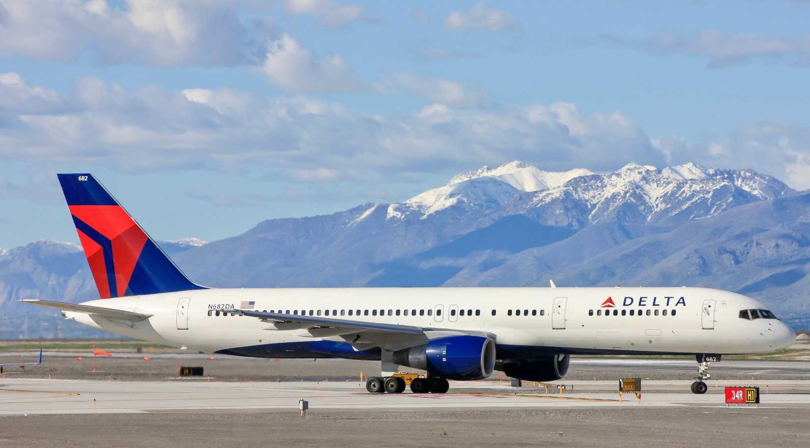 Delta Air Lines Boeing 757-200 Taxiing
