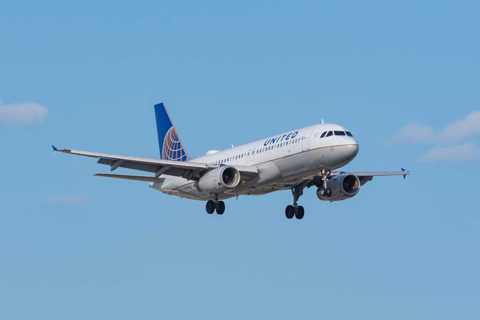 United Airlines Airbus A320-200 On Approach