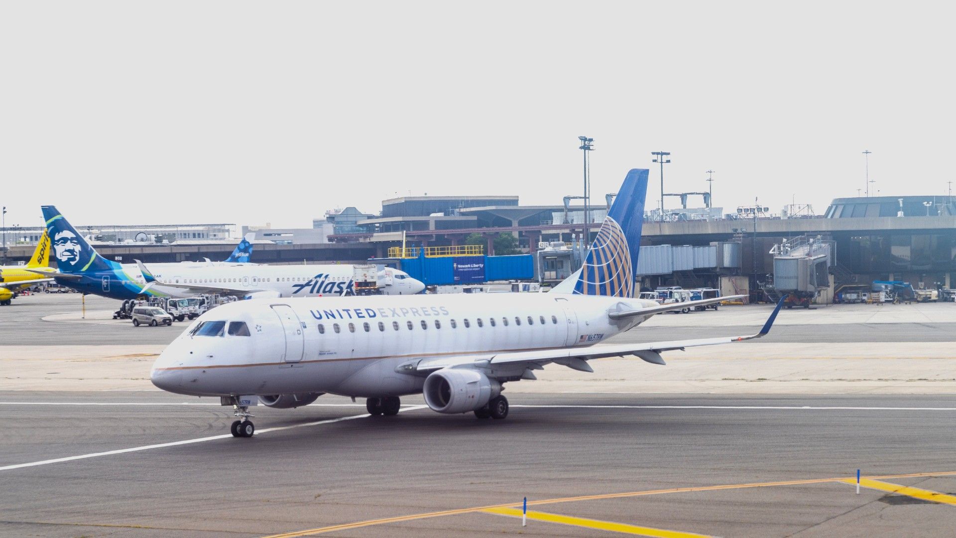 United E175 Taxis Past Alaska 737