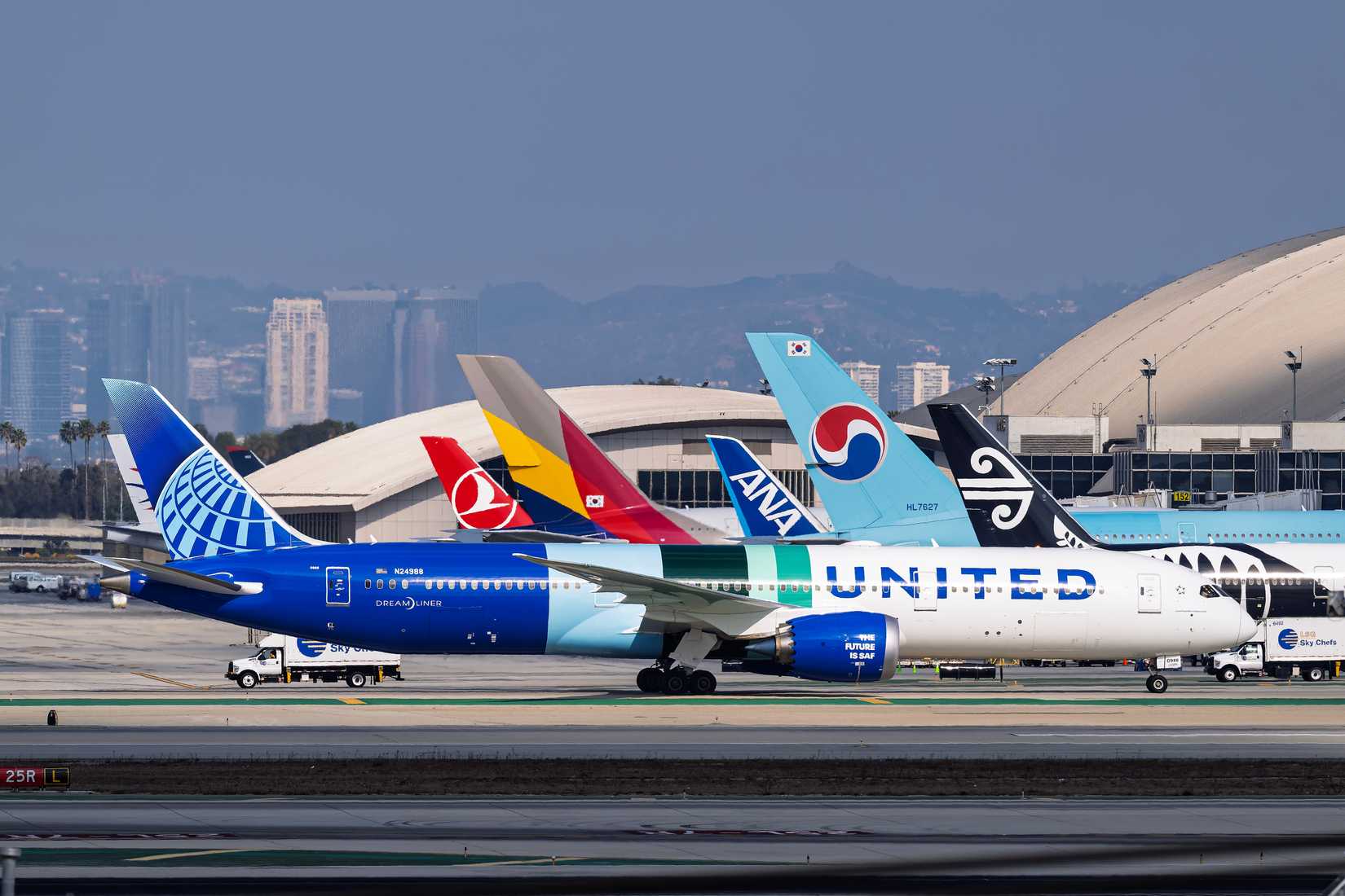 United Airlines Boeing 787-9 Taxiing In Sustainable Aviation Fuel (SAF) Livery