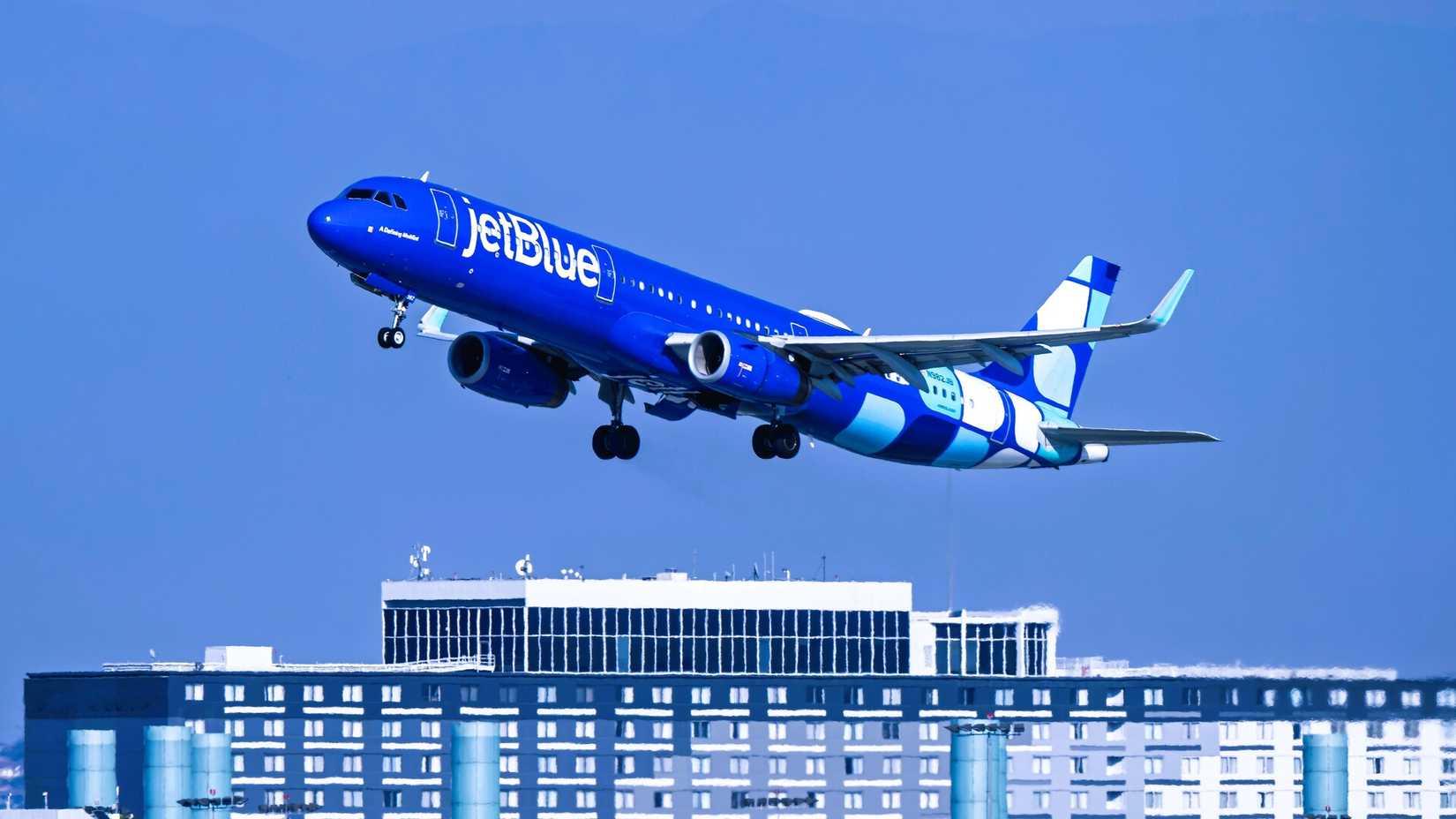 JetBlue Airbus A321 taking off