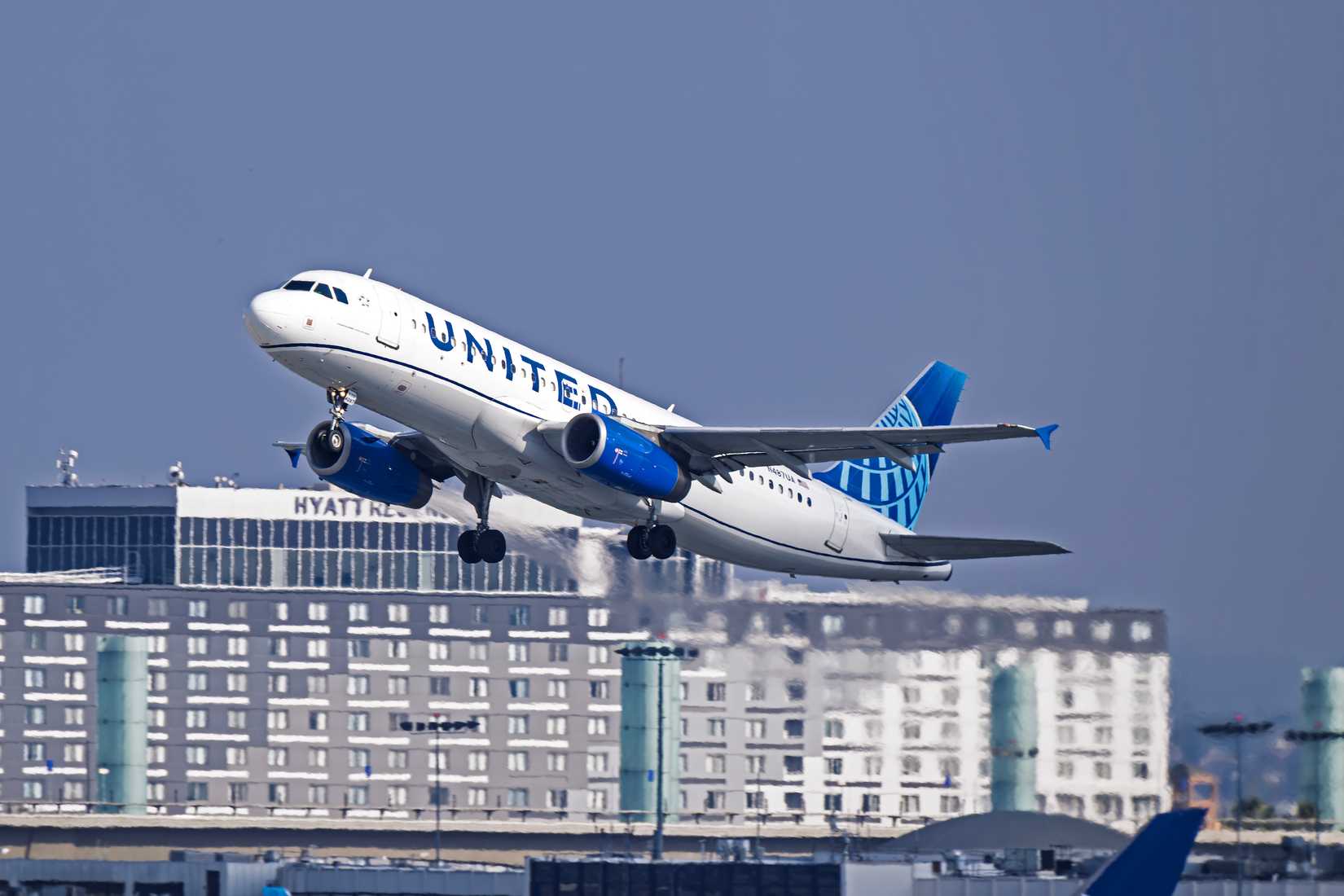 United A320 Departing Los Angeles