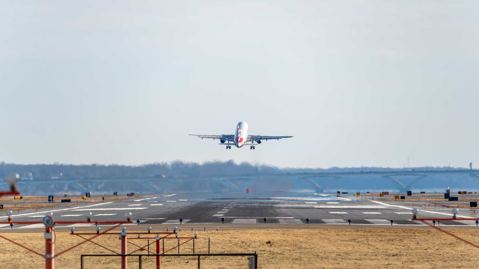 american airlines jet landing at reagan national 