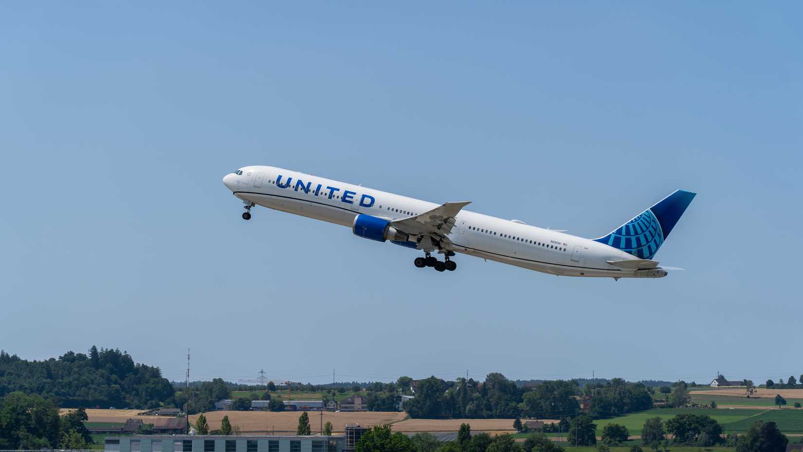United Airlines Boeing 767-400ER Taking Off