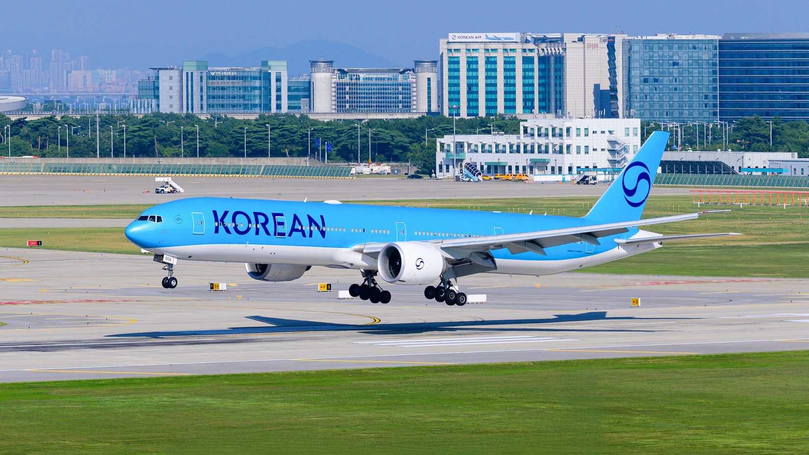 Korean Air Boeing 777-300ER landing at Incheon