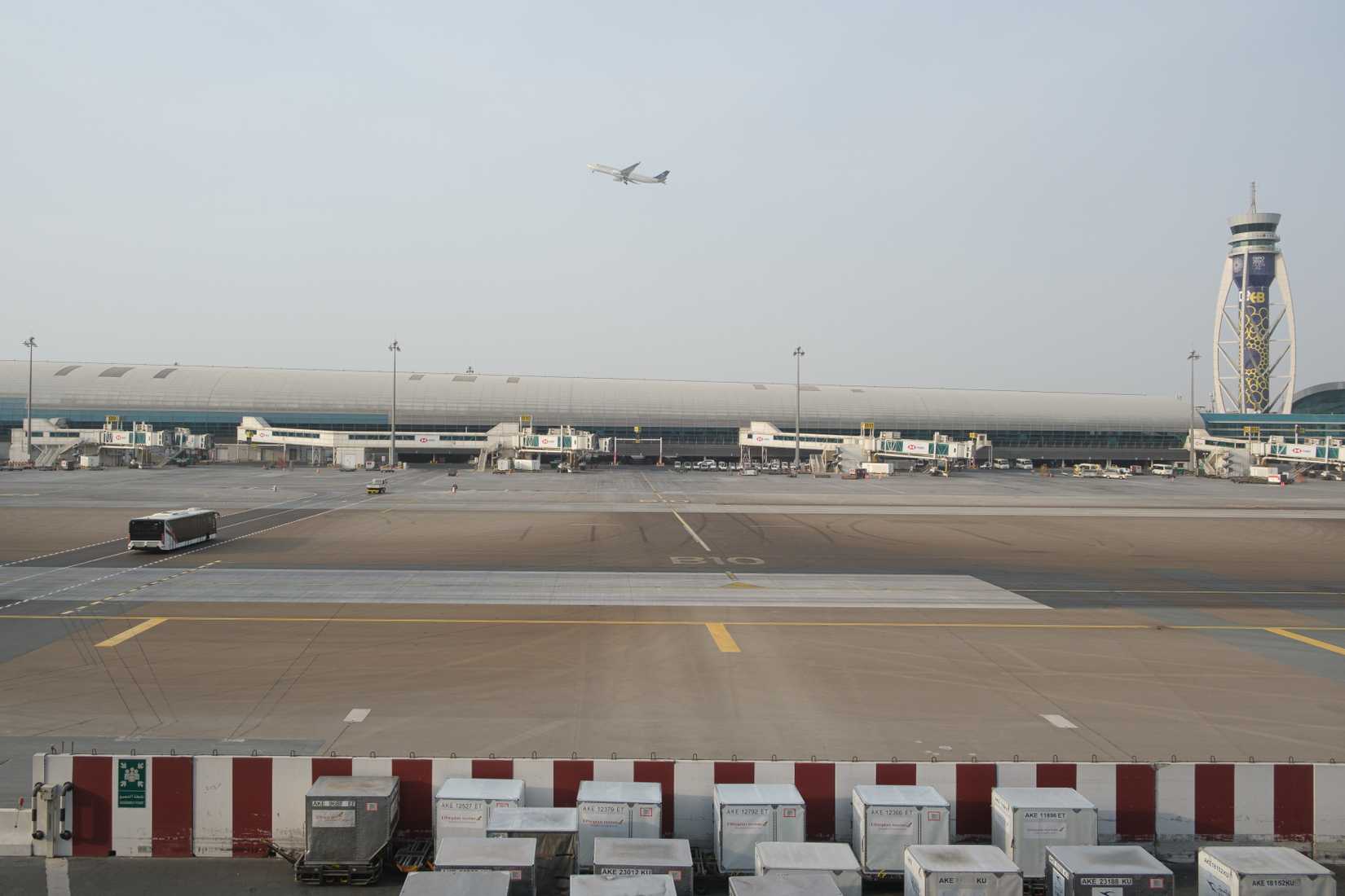 dubai international airport apron