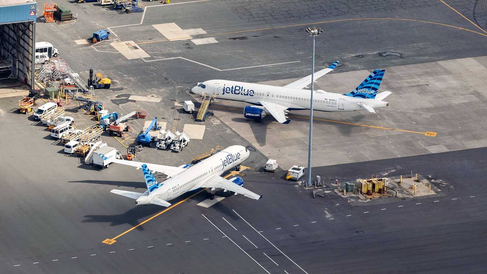 JetBlue Airbus A220-300s
