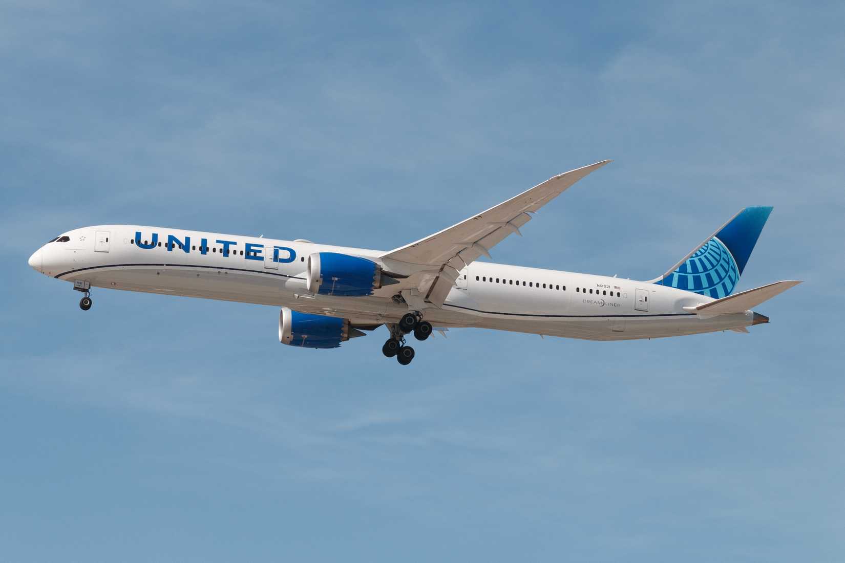 United Airlines Boeing 787-10 On Approach