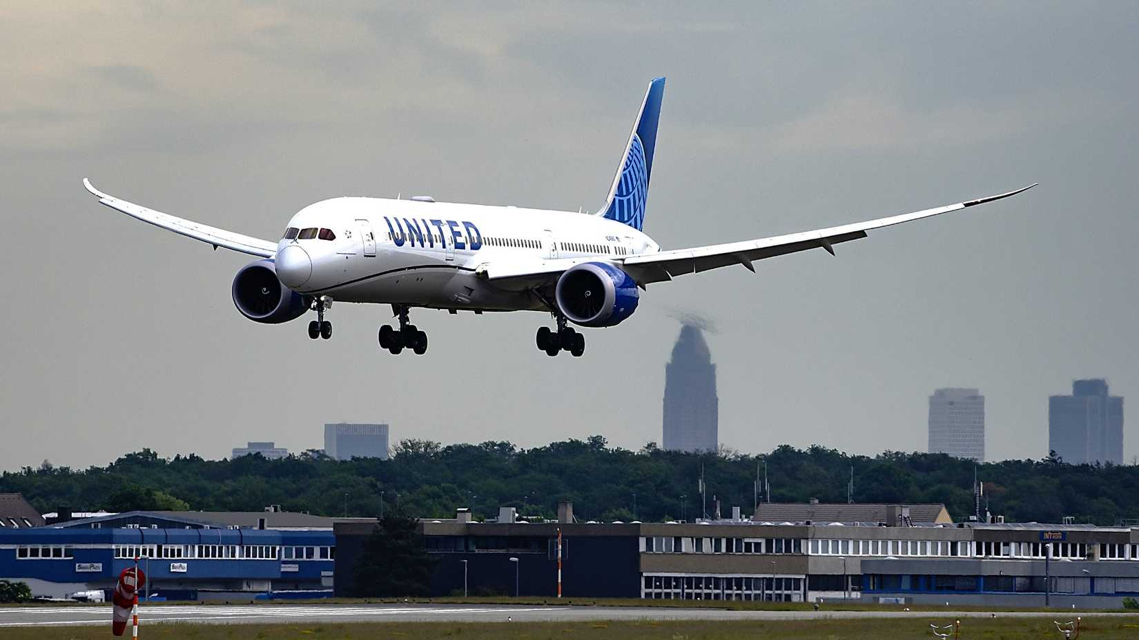 United 787 Landing