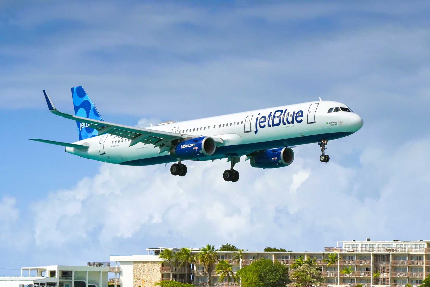 JetBlue Airbus A320 landing