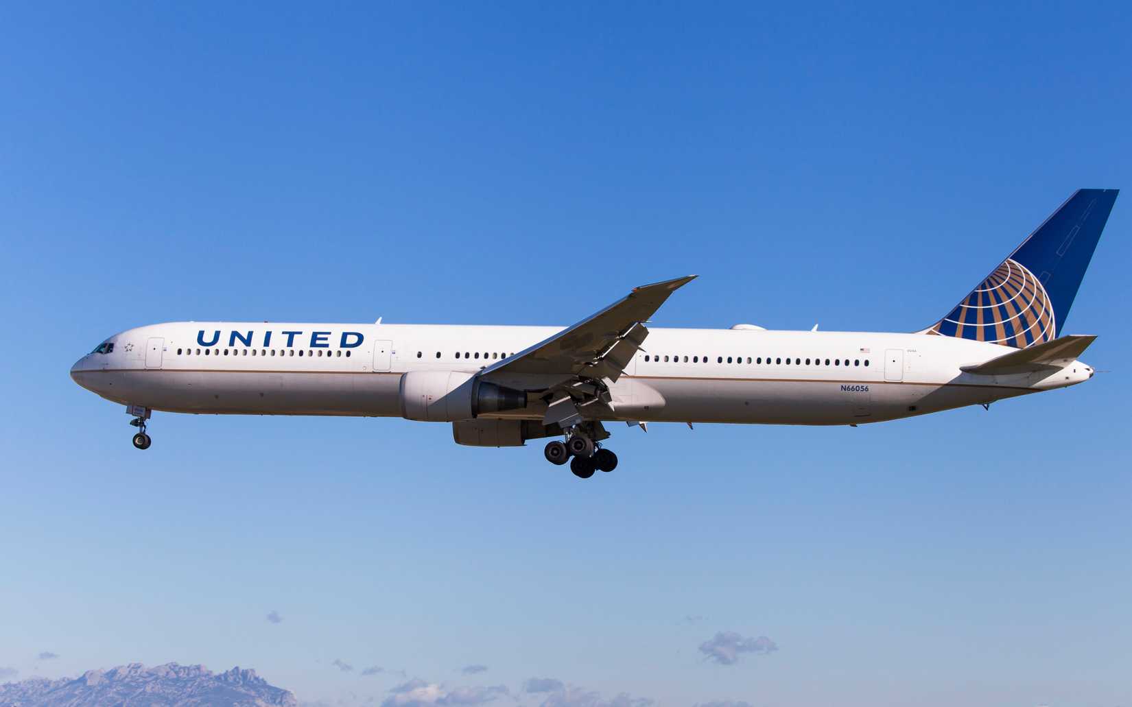 United Airlines Boeing 767-400ER On Approach