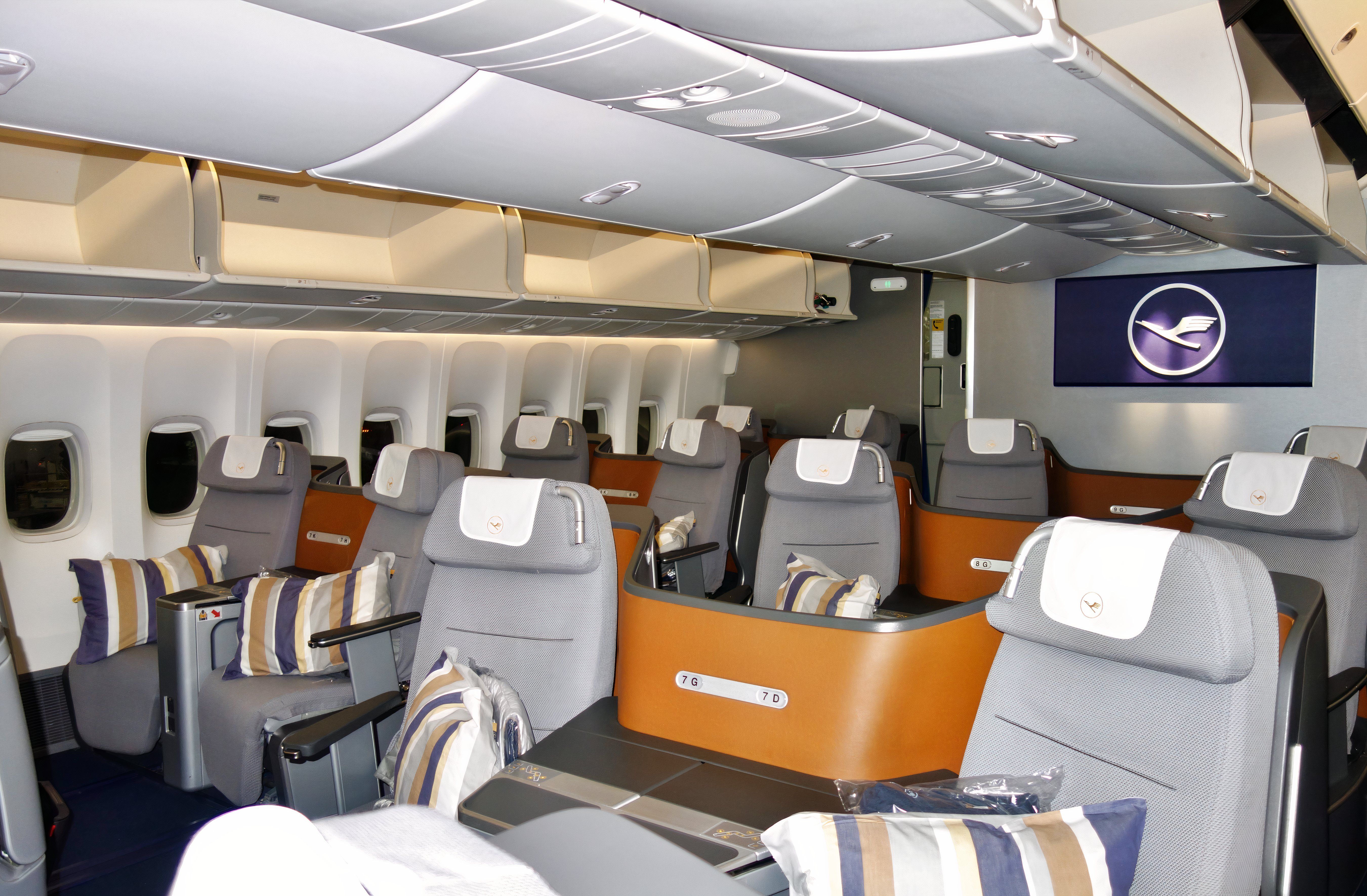 Inside The Boeing 747's Upper Deck Layout