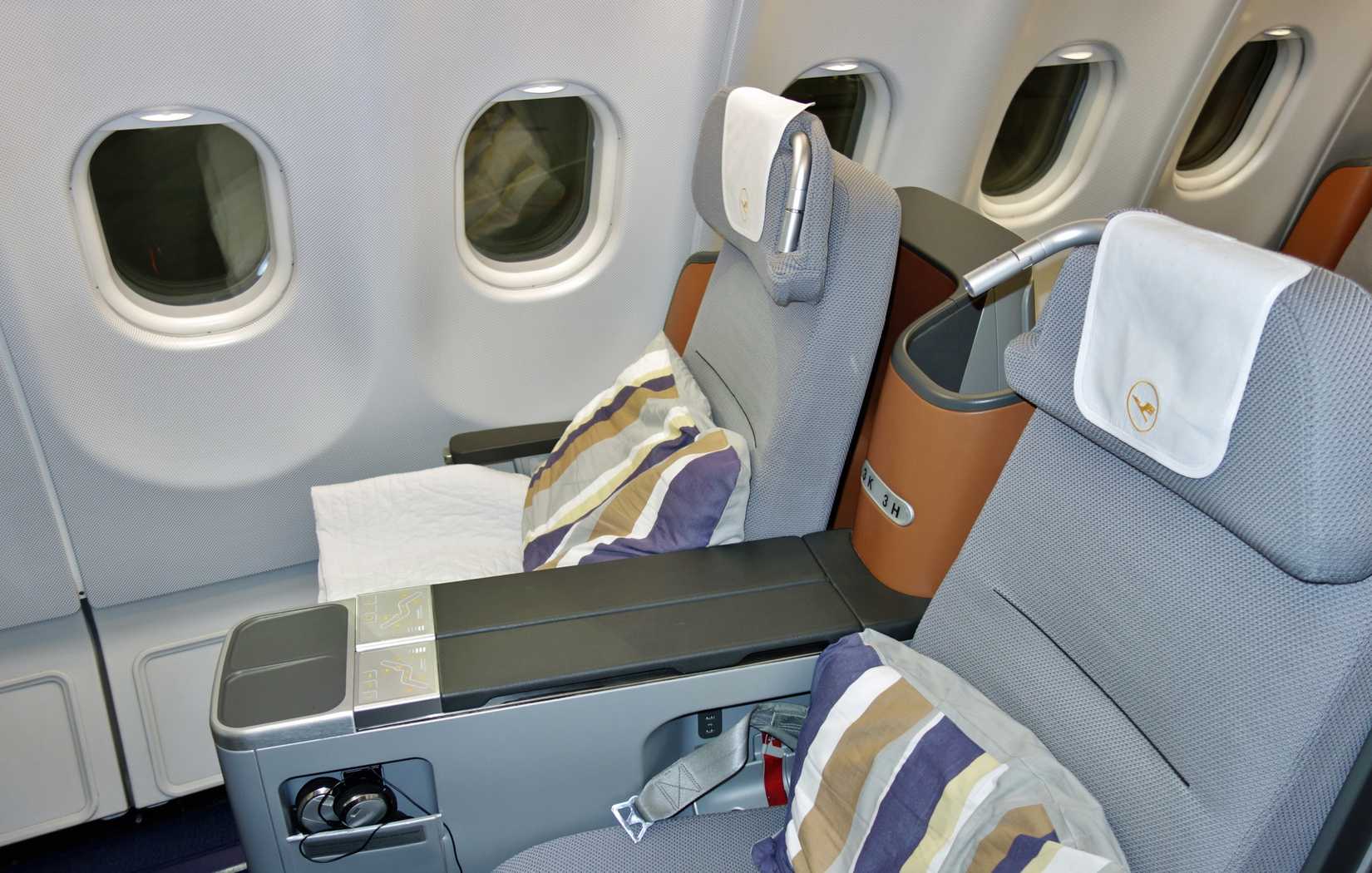 Lufthansa upper deck Boeing 747