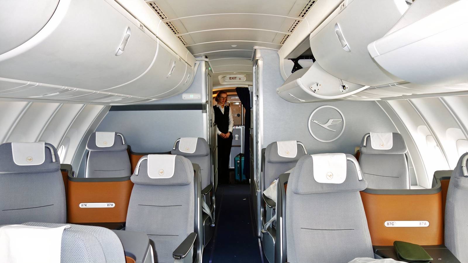 Inside The Boeing 747 s Upper Deck Layout inside-the-boeing-747-s-upper-deck-layout