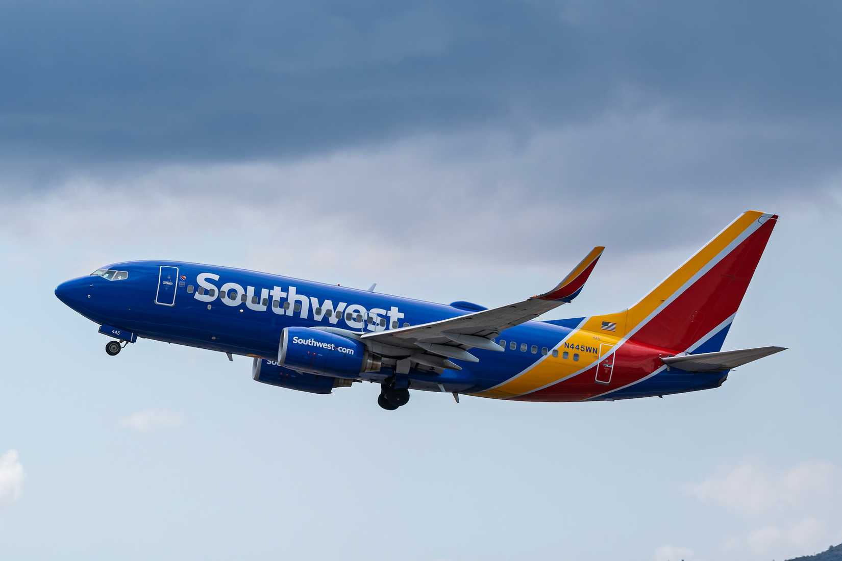 Southwest Airlines 737 Touches Down Before Abrupt Go-Around at Burbank Airport - image 2