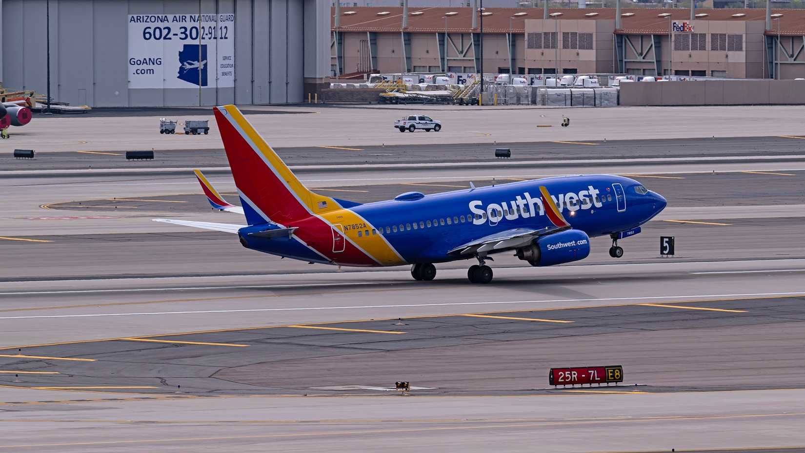 Southwest Airlines Boeing 737-700 touching down