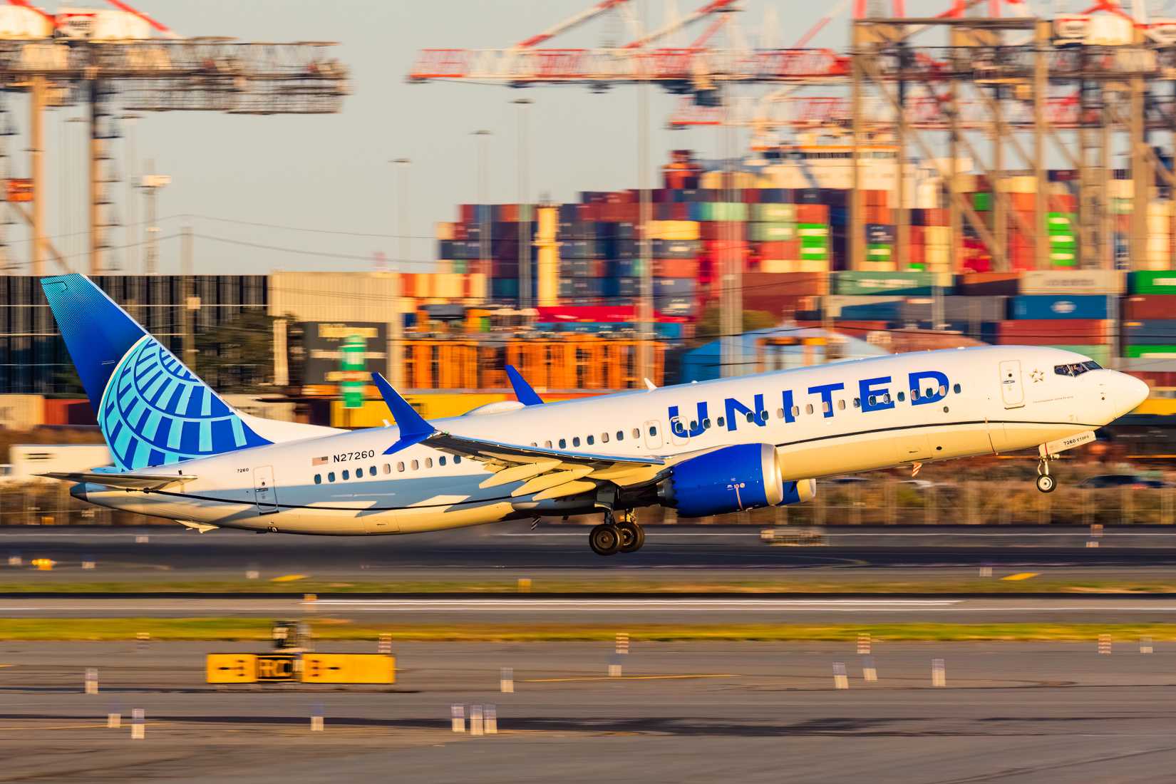 United Airlines Boeing 737 MAX 8
