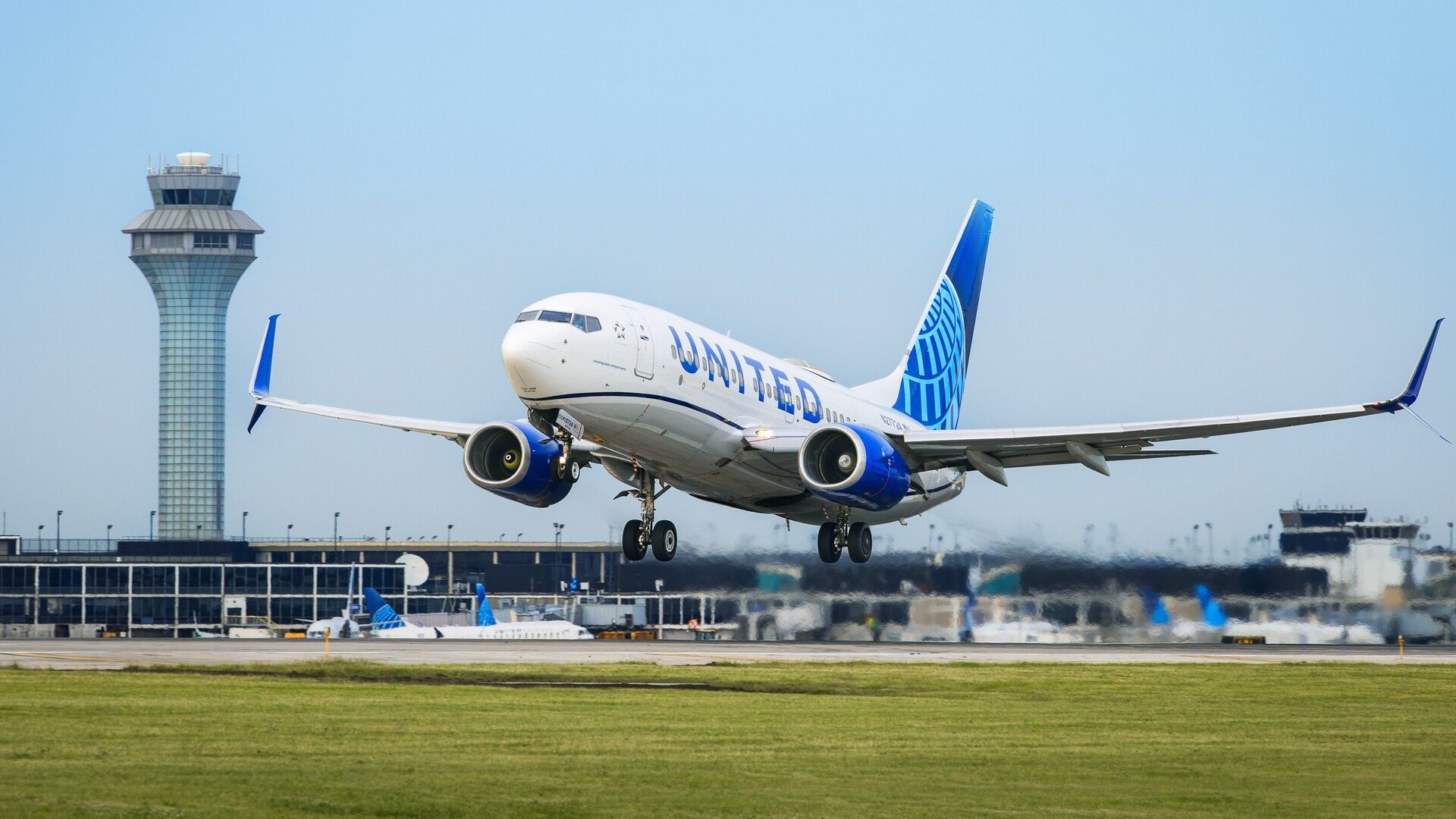 Bird Strike Forces United 737 MAX Back To EWR With Cracked Windshield