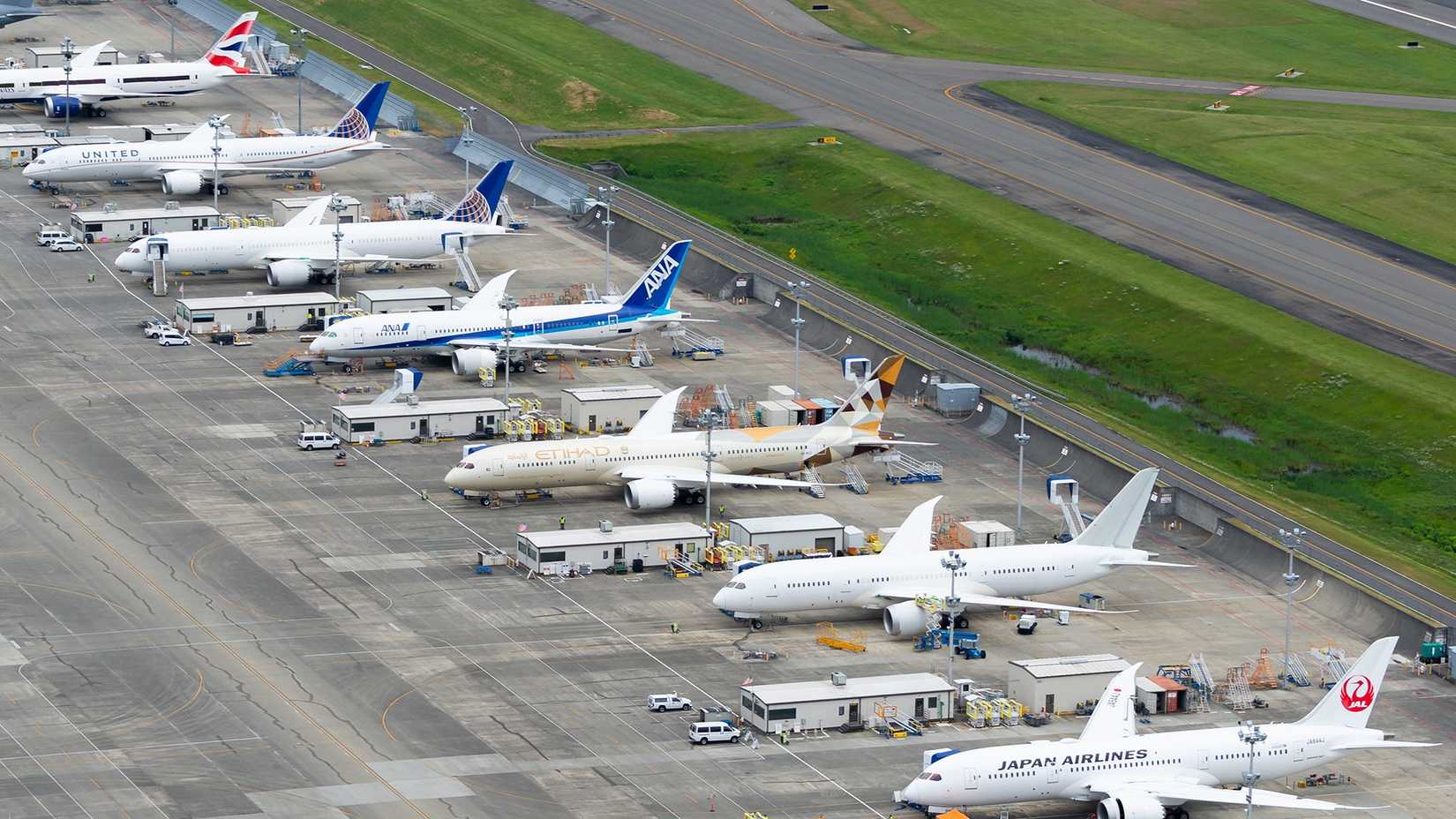 United Airlines 787 lined up awaiting delivery