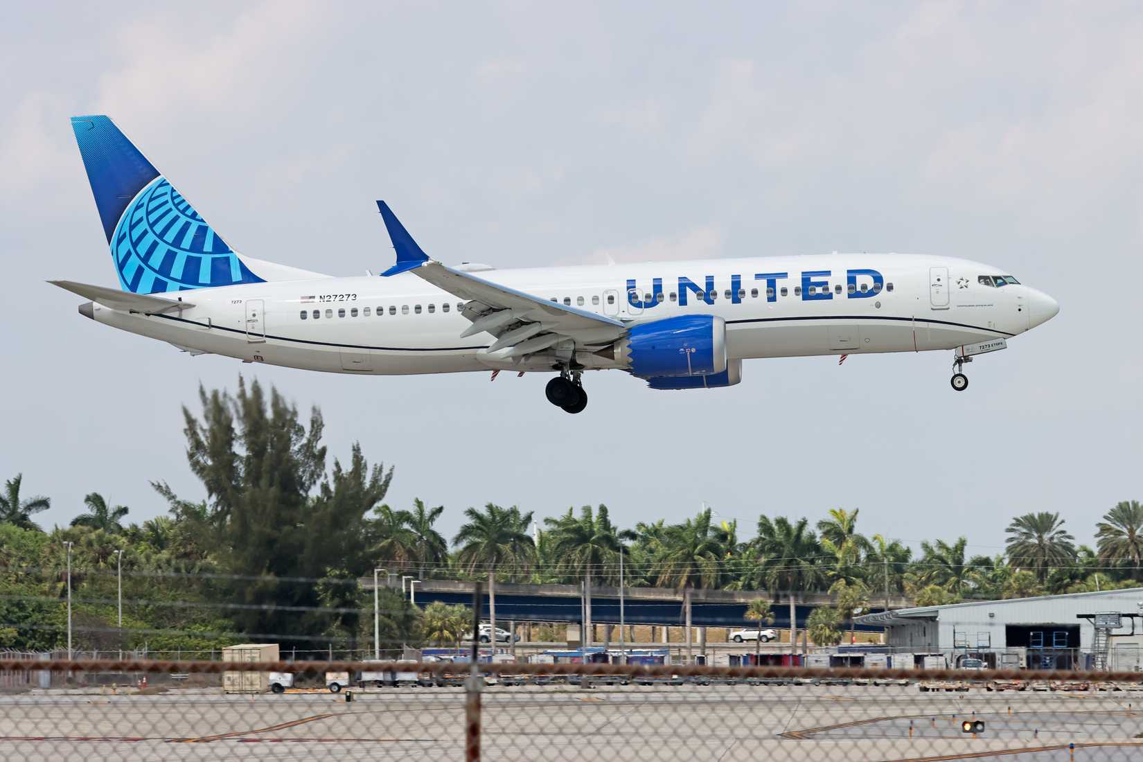 United Airlines Boeing 737-800 landing