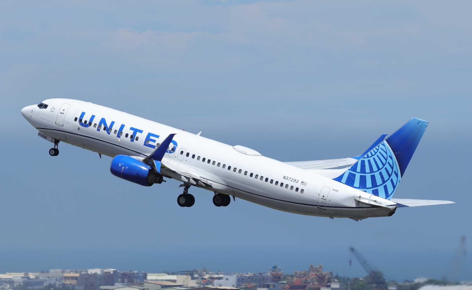 United Airlines Boeing 737-800 (N37293) taking off.