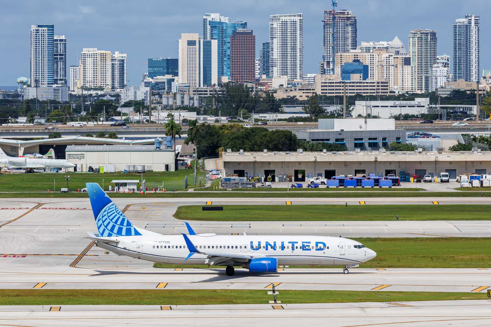 United Airlines Boeing 737-800 taxiing