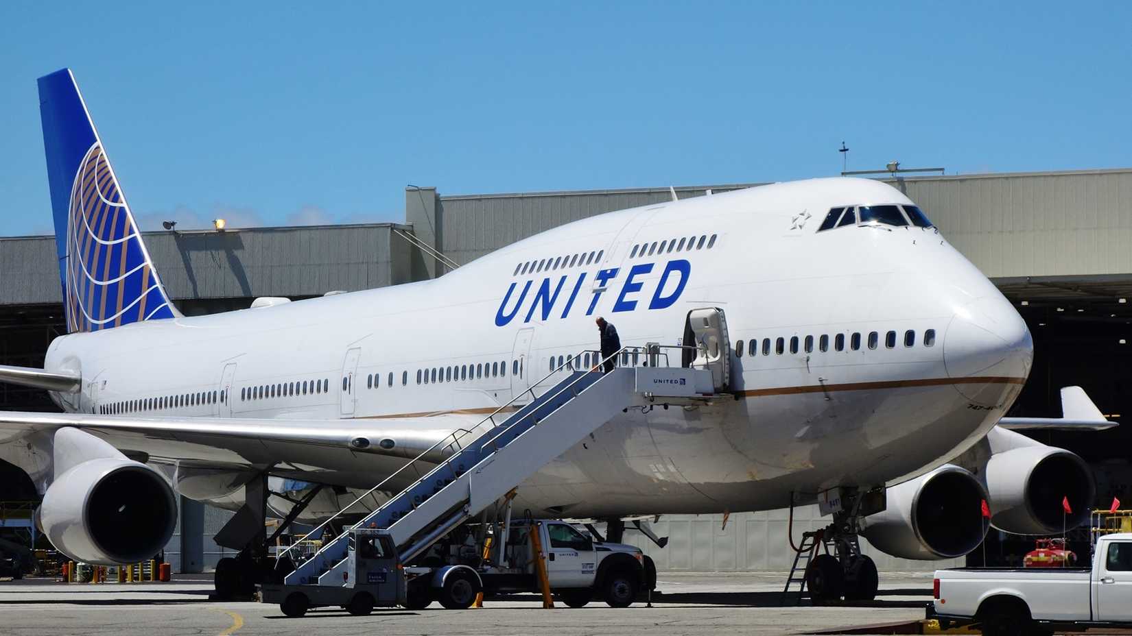 Boeing 747-400 ����������� United Airlines � ������� (1)