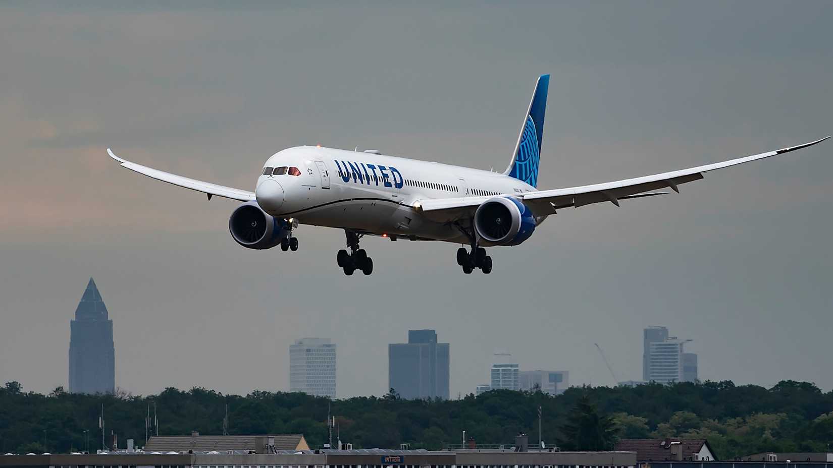United Airlines Boeing 787-10 Dreamliner landing.