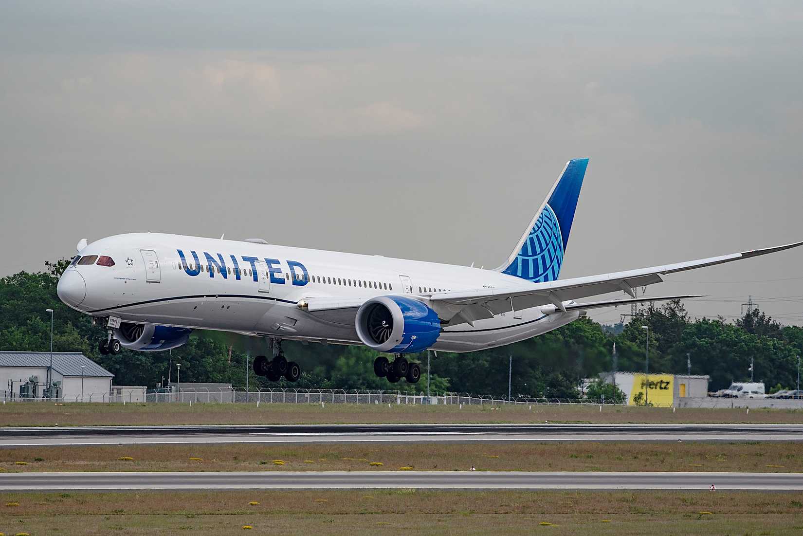 United Airlines Boeing 787-9 Dreamliner landing.