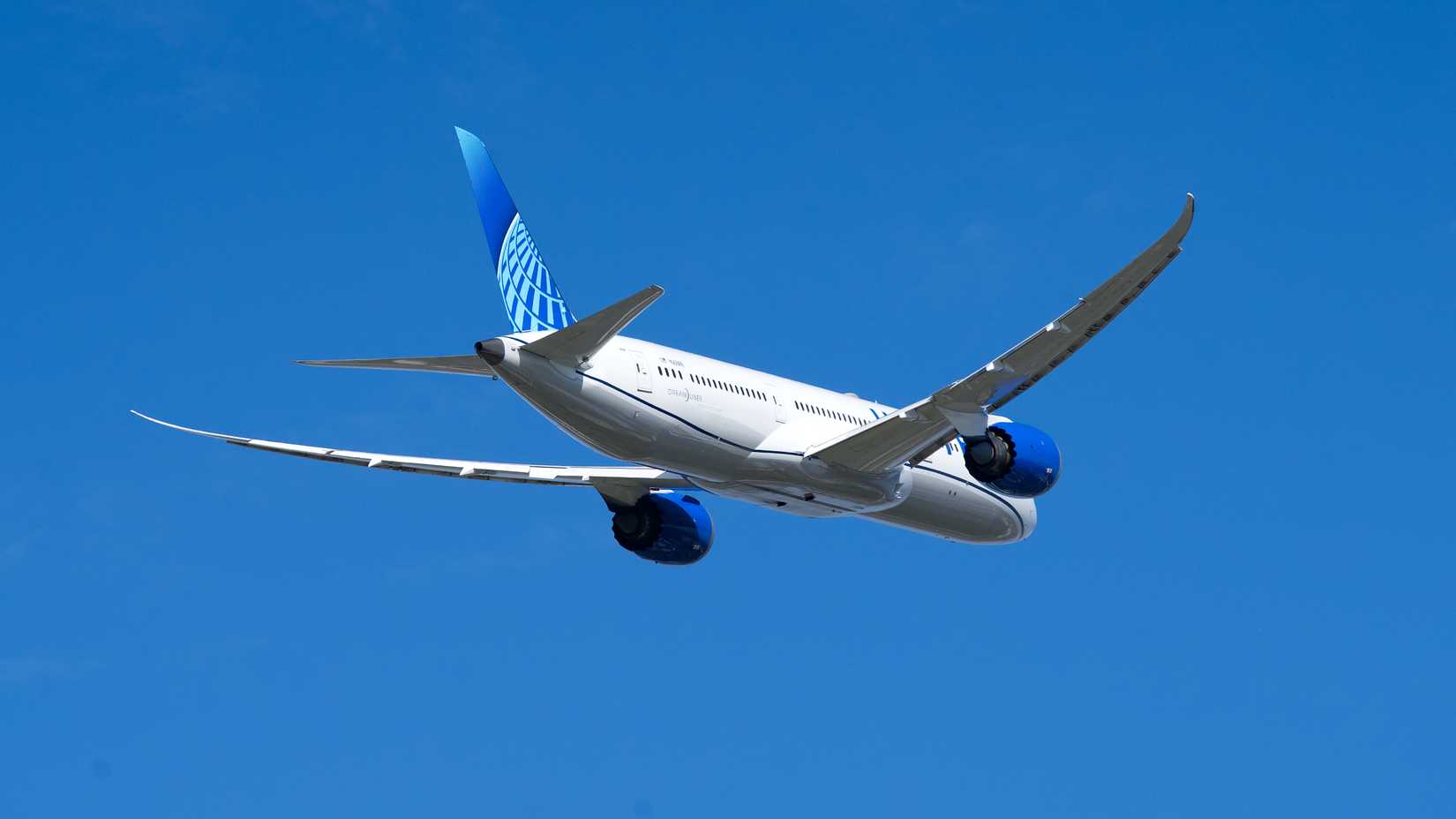 United Airlines Boeing 787-9  in the sky-1