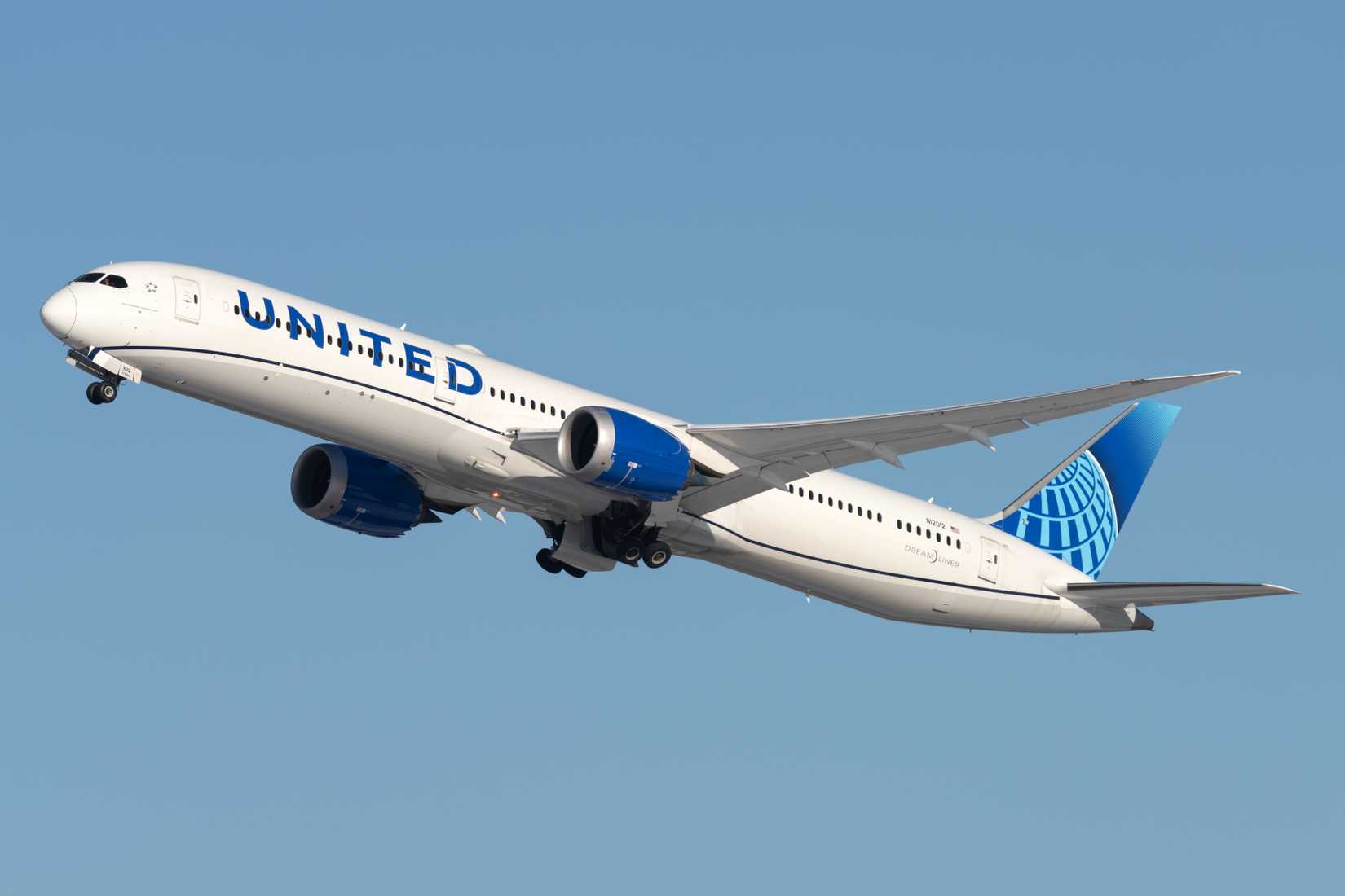 United Airlines Boeing 787 flying across clear skies