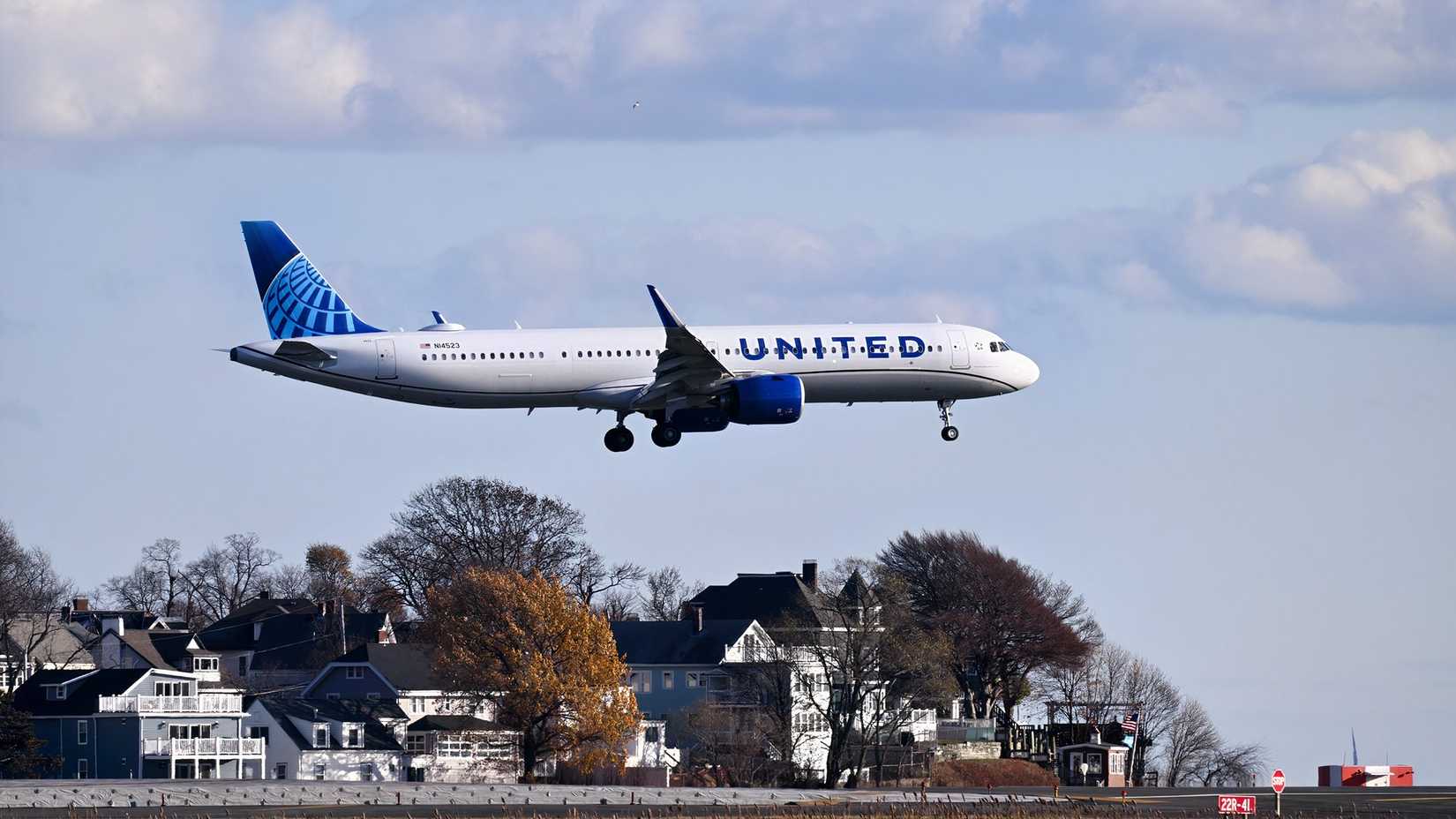 United Airlines Airbus A321neo (N14523) on final approach at Boston Logan International Airport