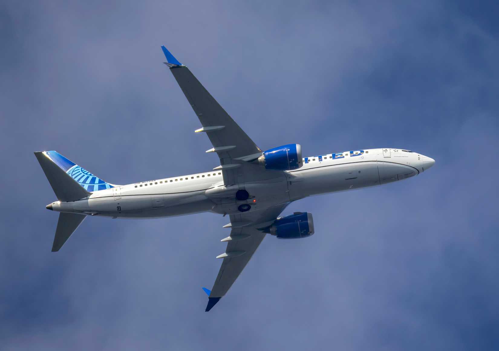 United Airlines Boeing 737-8 MAX on approach to Washington Dulles International Airport