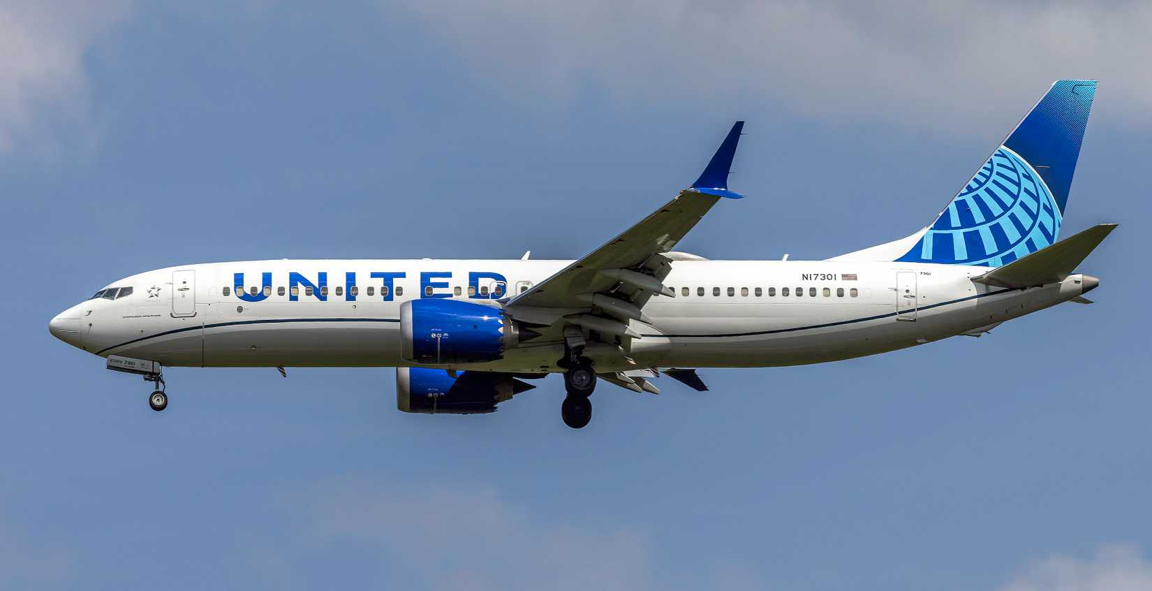 United Airlines Boeing 737-8 MAX on final approach at Washington Dulles International Airport, Virginia