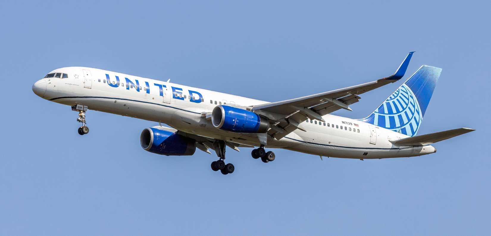 United Airlines Boeing 757-200 on final approach at Washington Dulles International Airport, Virginia
